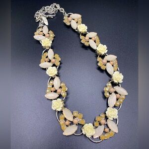 New York & Company White Rose & Beaded Ladies Necklace 10”